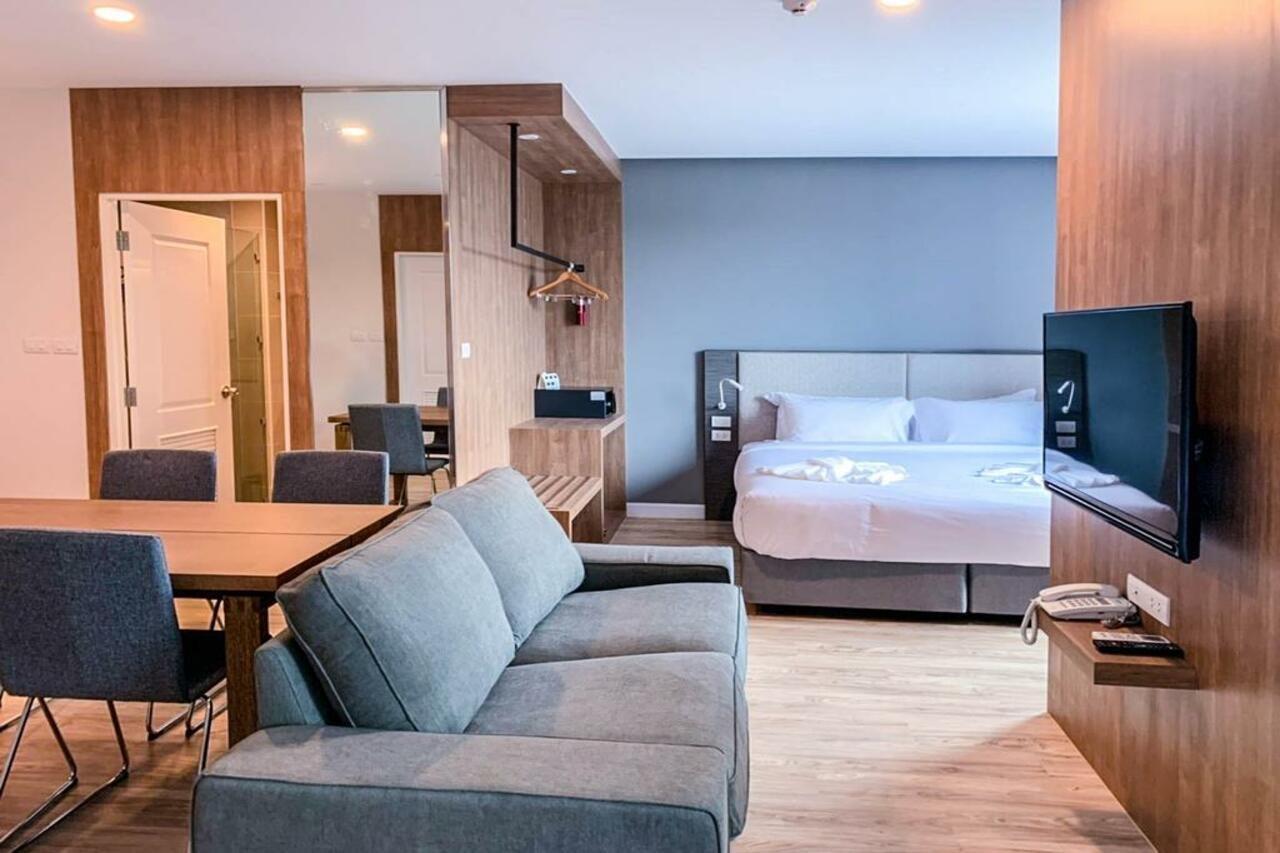 Fortune Hotel Buriram Buitenkant foto